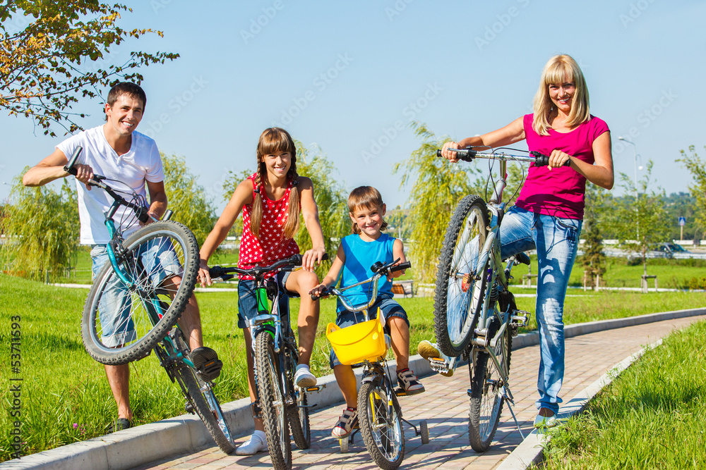 Obraz premium Family riding bicycles