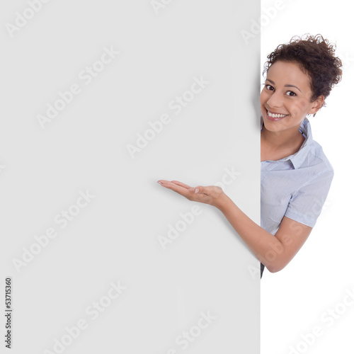 Frau mit einem Werbeschild - Präsentation - lachend, isoliert