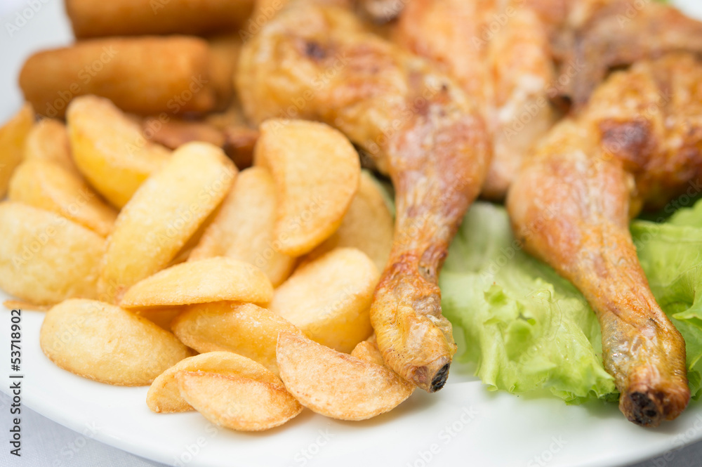 Pollo alla griglia e patatine a spicchi - Roasted chicken Pollo alla griglia e patatine a spicchi - Roasted chicken
