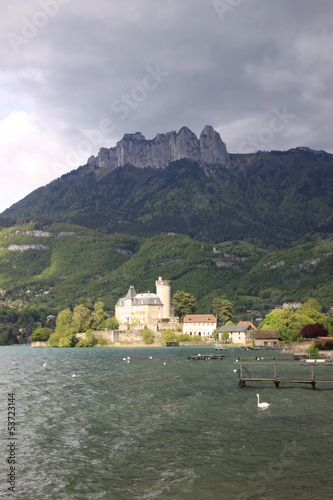 Le château de Duingt dominé par les Dents de Lanfon photo