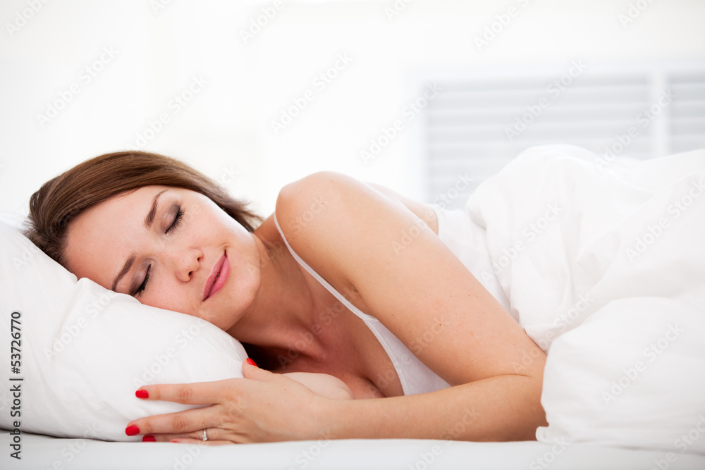 Obraz premium Portrait of woman sleeping in bed