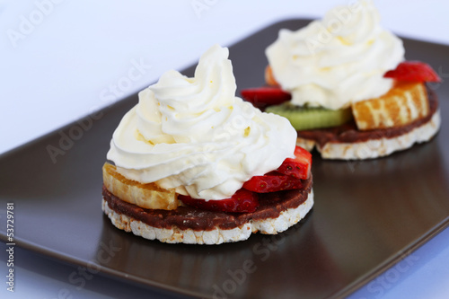 Puffed rice with fruits and cream