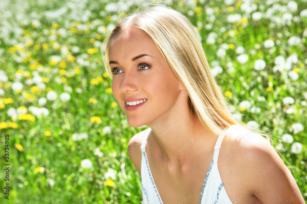 Naklejka premium Woman among dandelions