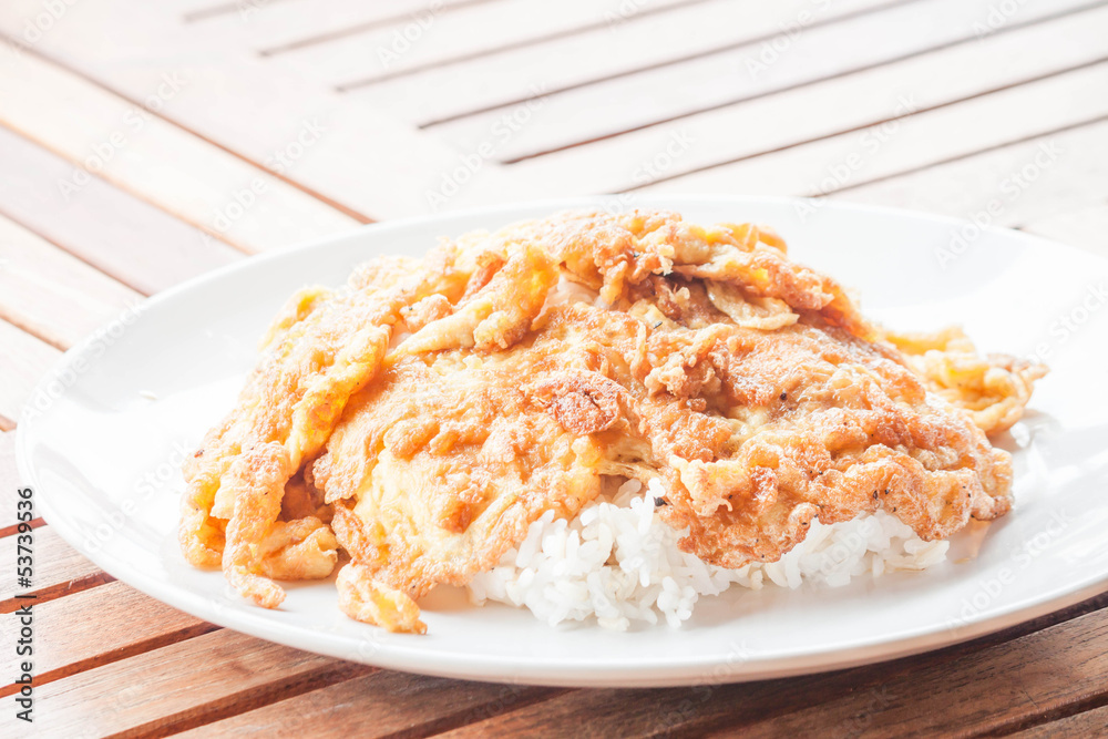Fast cooking of fried omelet topped on rice Fast cooking of fried omelet topped on rice