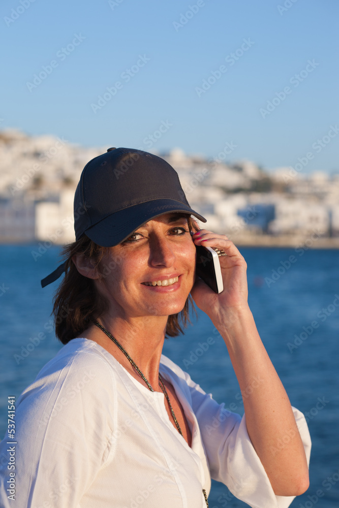 Donna sorridente al telefono