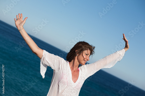 Foto Donna al mare e al vento