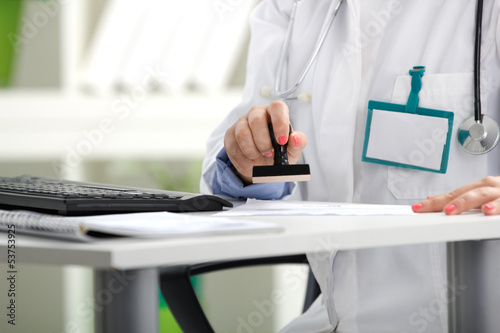 Foto a doctor putting stamp on a document
