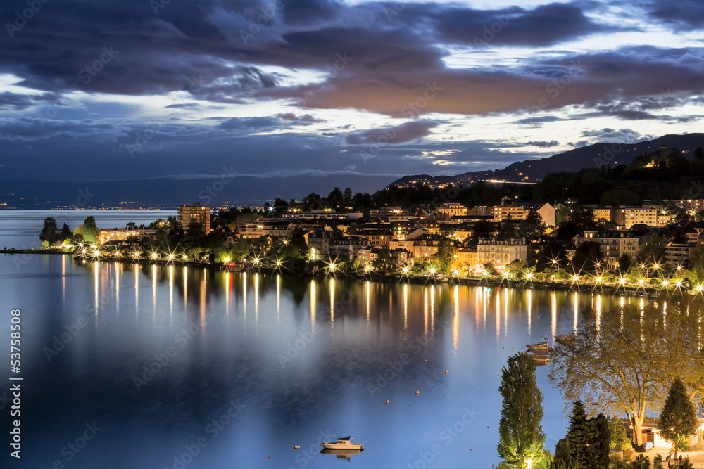 Obraz premium Night view of buildings from Montreux