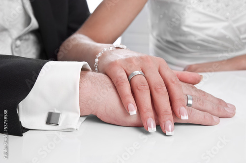 Hände - Hochzeitspaar mit Ehering