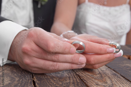 Eheringe - Hände von Braut und Bräutigam - Trauringe