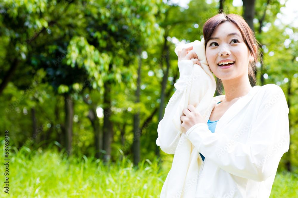 Obraz premium young asian woman relaxing in the park