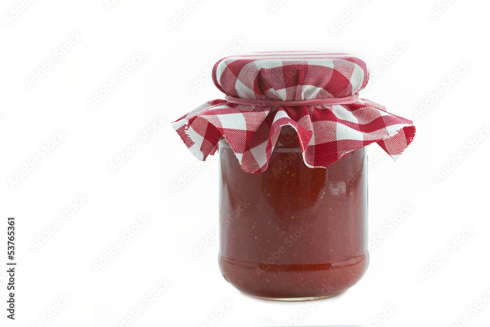 Naklejka premium Erdbeermarmelade im Glas auf weißem Hintergrund