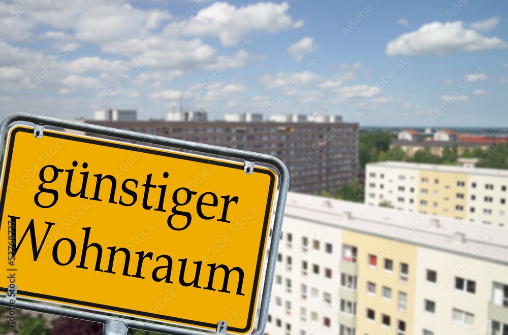 Wohnhäuser mit Schild - günstiger Wohnraum