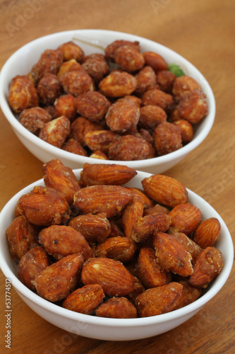 Caramelized almonds and peanuts