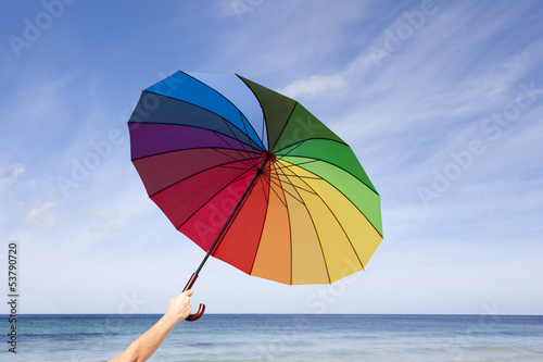 Schirm mit Regenbogenfarben