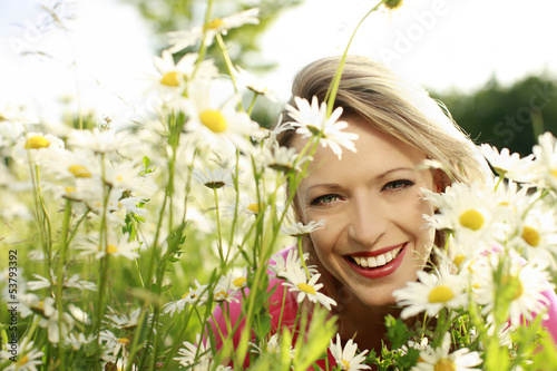 Hübsche Frau im sommerlichen Blumenfeld - woman in flower field