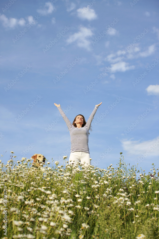 Glückliche Frau genießt die Natur - happy woman enjoying Glückliche Frau genießt die Natur - happy woman enjoying
