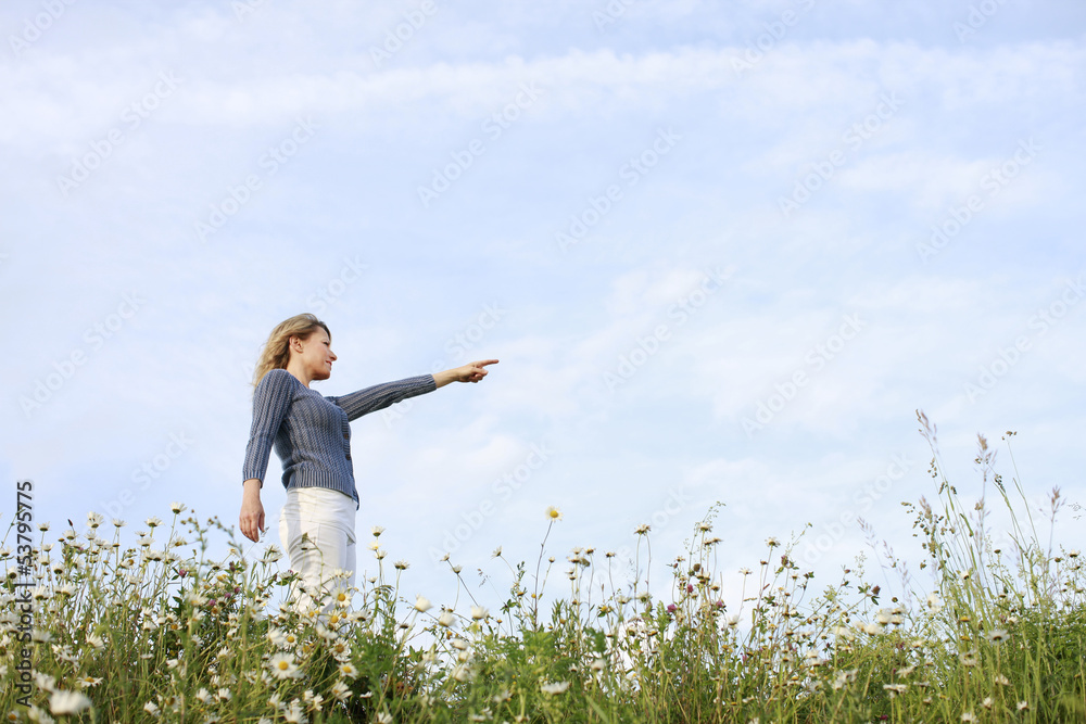Mutige Frau geht ihren weg- encouraged woman Mutige Frau geht ihren weg- encouraged woman