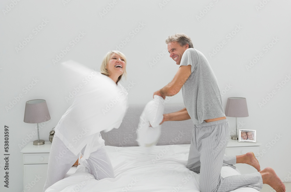 Fototapeta premium Fun couple having a pillow fight