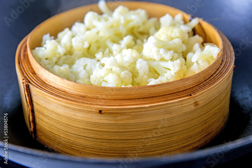 chinesischer Bambusdampftopf mit Blumenkohl photo