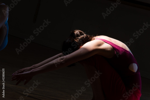 Ballerina classica, fuoco selettivo, sfondo nero photo