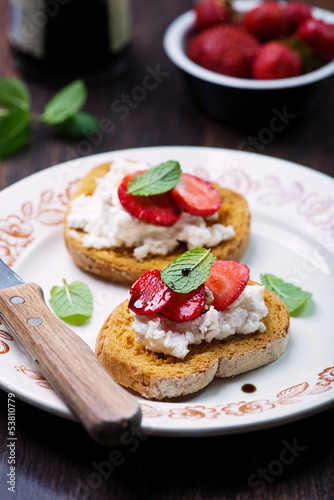 crostini with ricotta cheese and strawberries