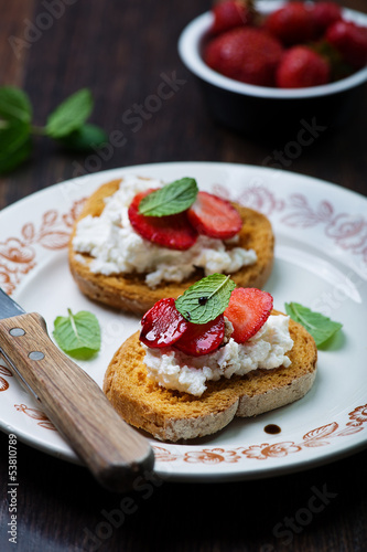 crostini with ricotta cheese and strawberries