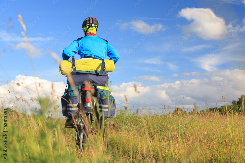 Naklejka premium Cyclist in a wild