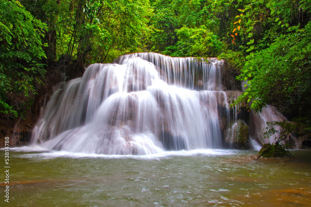 Waterfall in deep rain forest jungle (Huay Mae Kamin Waterfall i Waterfall in deep rain forest jungle (Huay Mae Kamin Waterfall i