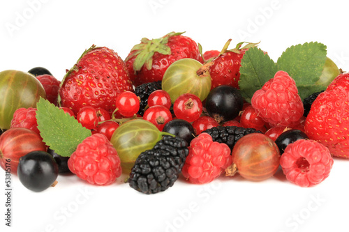 Fototapeta Naklejka Na Ścianę i Meble -  Ripe berries isolated on white