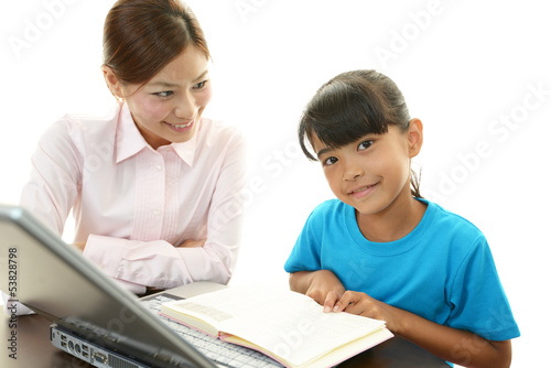 パソコンで勉強中の女の子