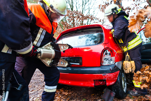 Unfall - Feuerwehr rettet Unfallopfer aus Auto photo