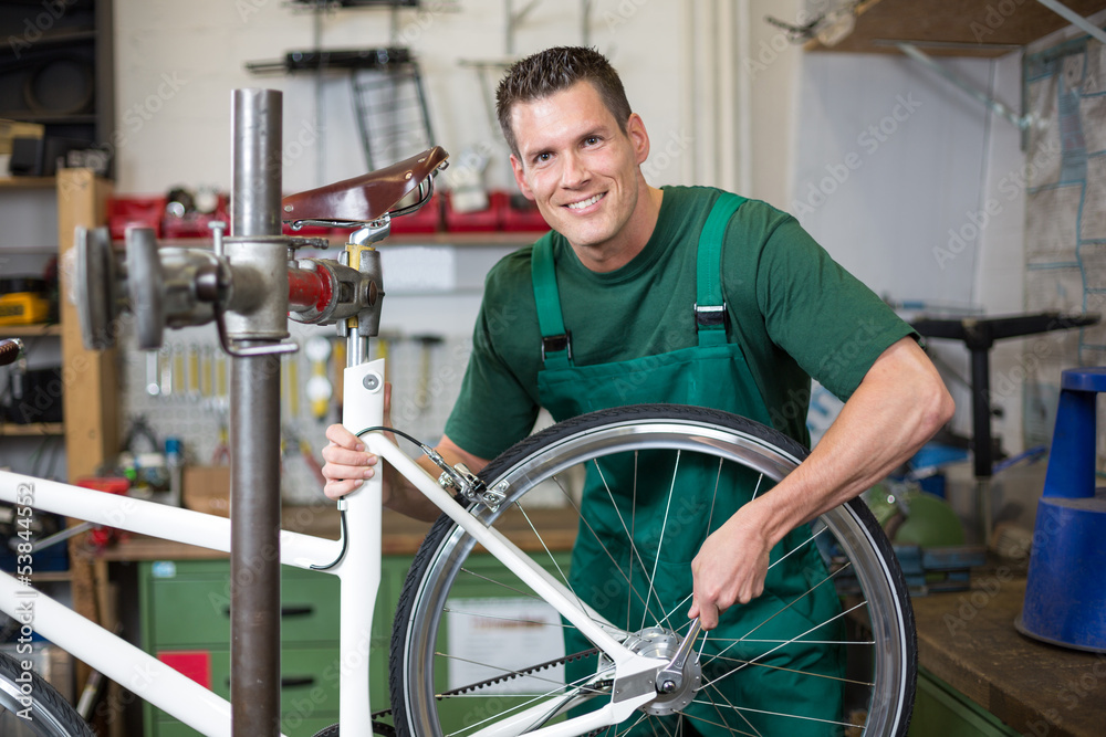 Fahrradmechaniker repariert Fahrrad in einer Werkstatt Stock-Foto