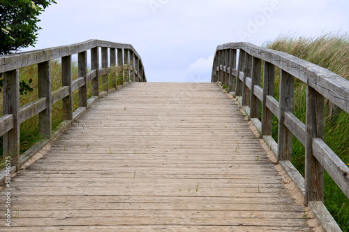 Brücke über die Dünen zum Strand
