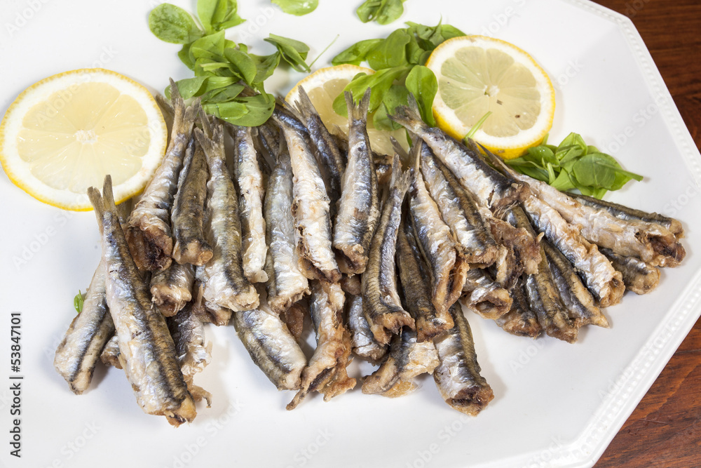 Piatto di alici fritte con radicchio e limone Piatto di alici fritte con radicchio e limone