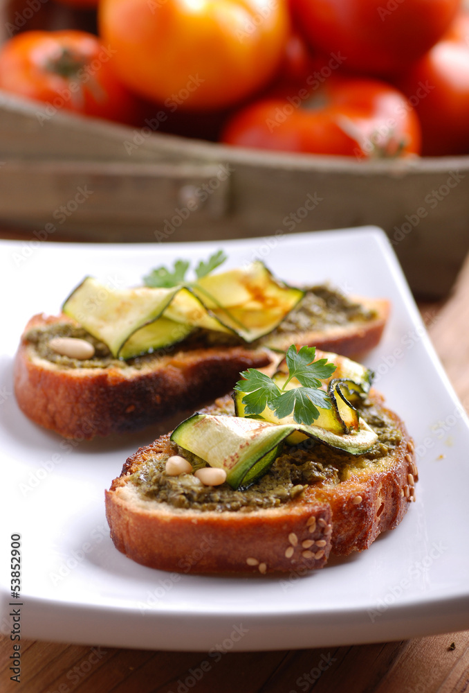 crostoni al pesto genovese e zucchine