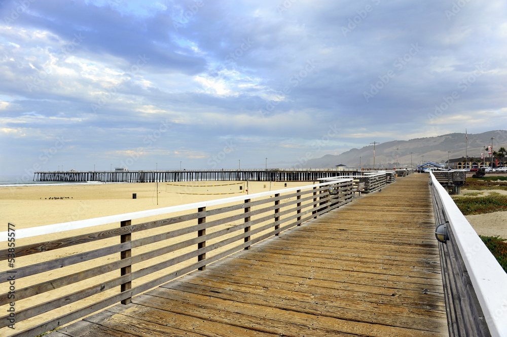Naklejka premium pontile sulla spiaggia