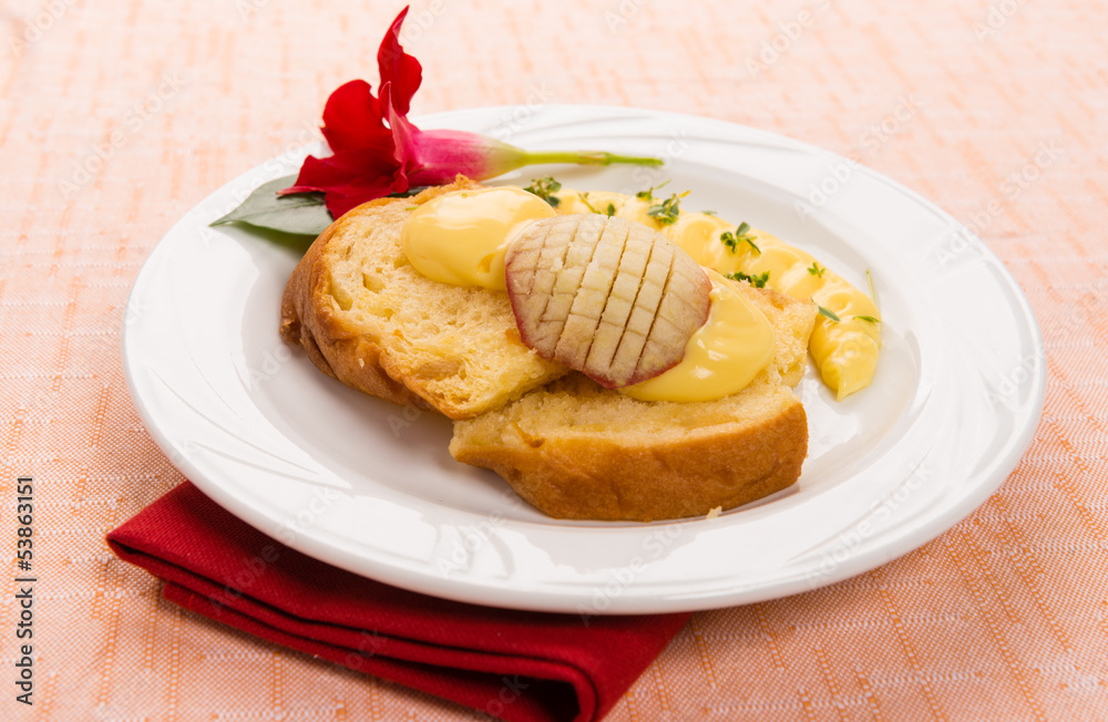 Dessert con crema pasticcera e frutta