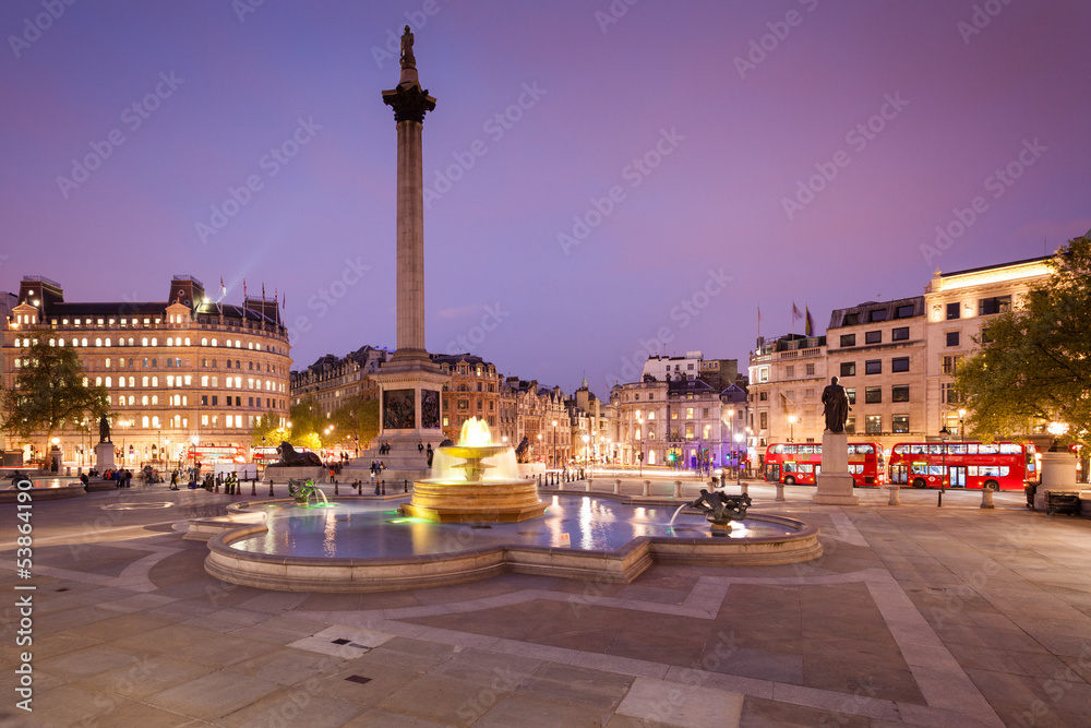 Trafalgar Square illuminata di Notte, Londra