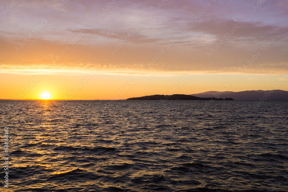 Tramonto sul lago