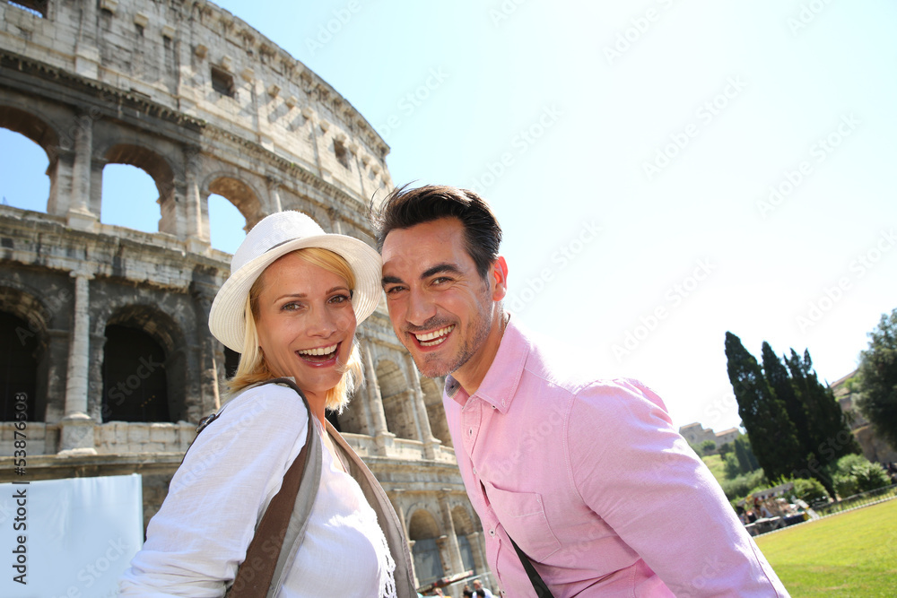 Obraz premium Cheerful couple of tourists in Rome