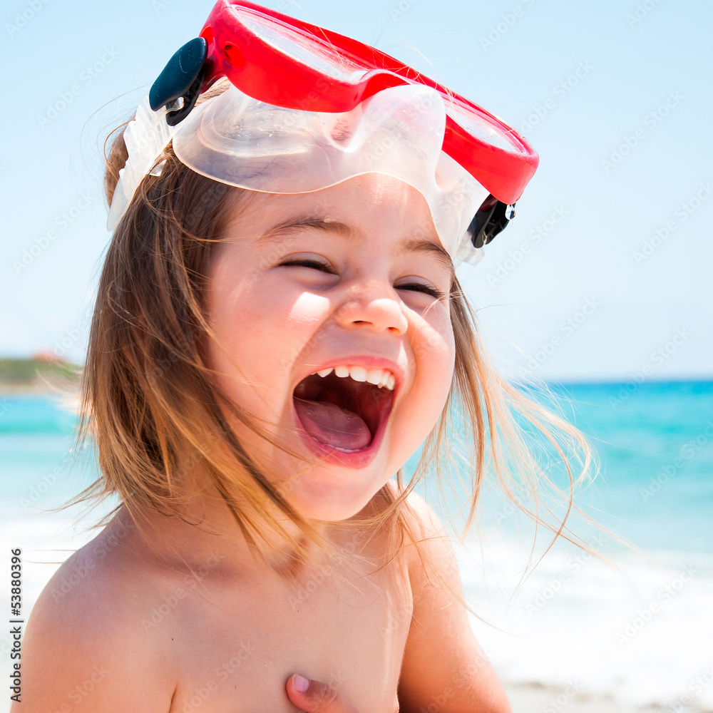 Bambina al mare con maschera che ride Stock Photo | Adobe Stock