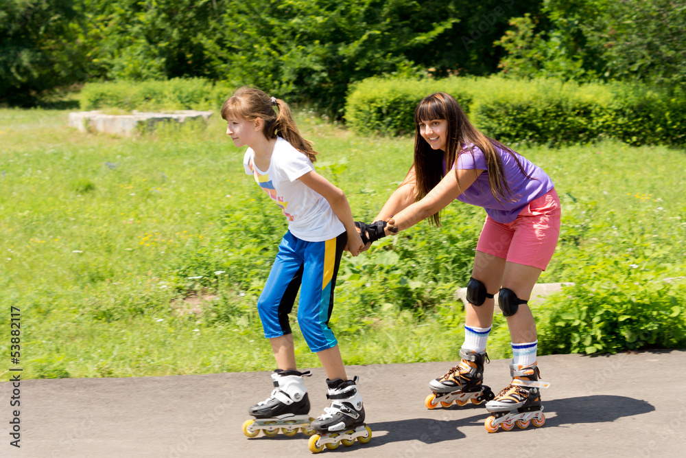 Obraz premium Two female friends roller skating