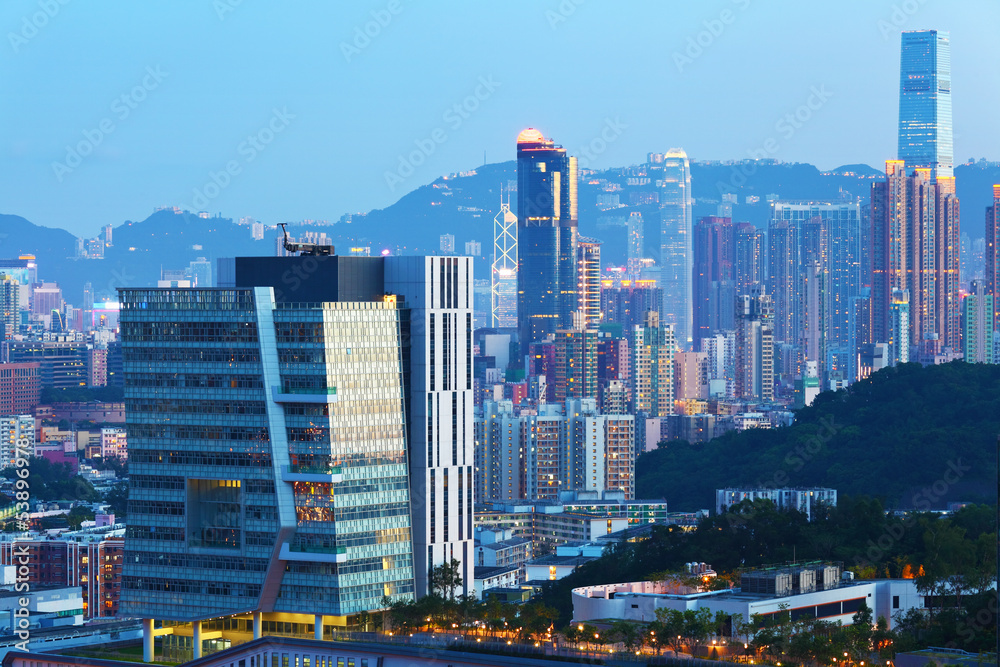 Fototapeta premium Budynek w Hongkongu o zmierzchu