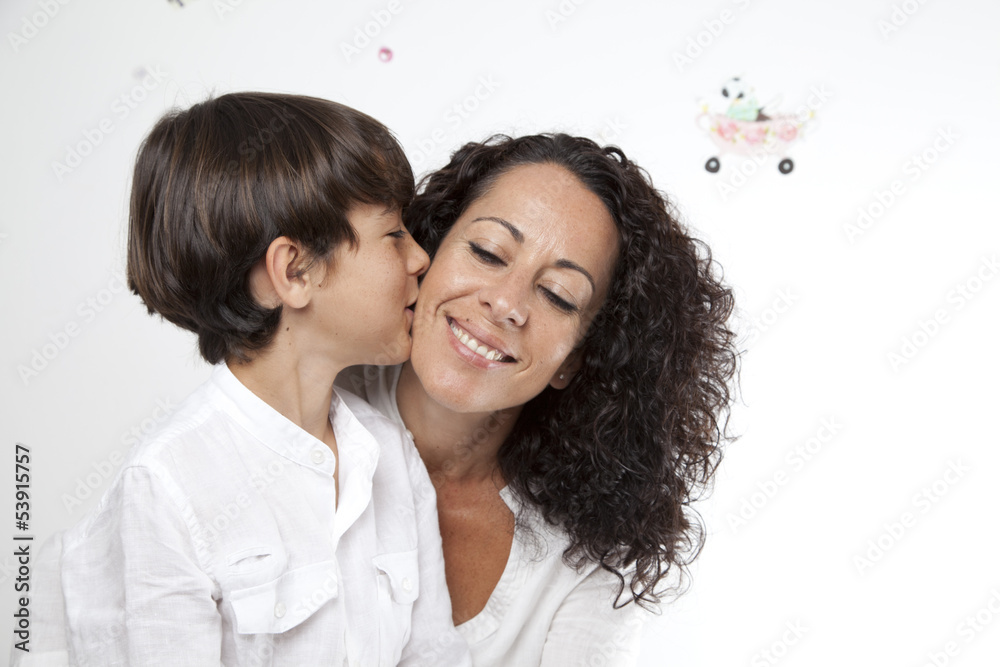 Hijo besando a su madre 2 foto de Stock | Adobe Stock