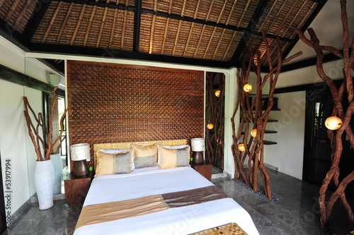 Interior of luxury tropical villa - bedroom © Visionsi
