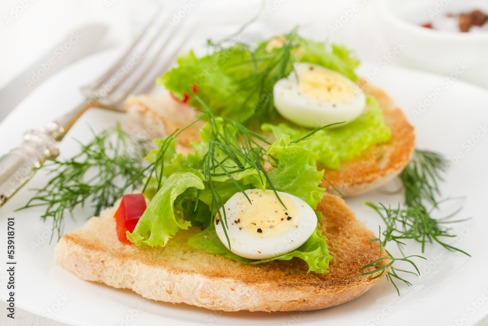 sandwich with quail eggs