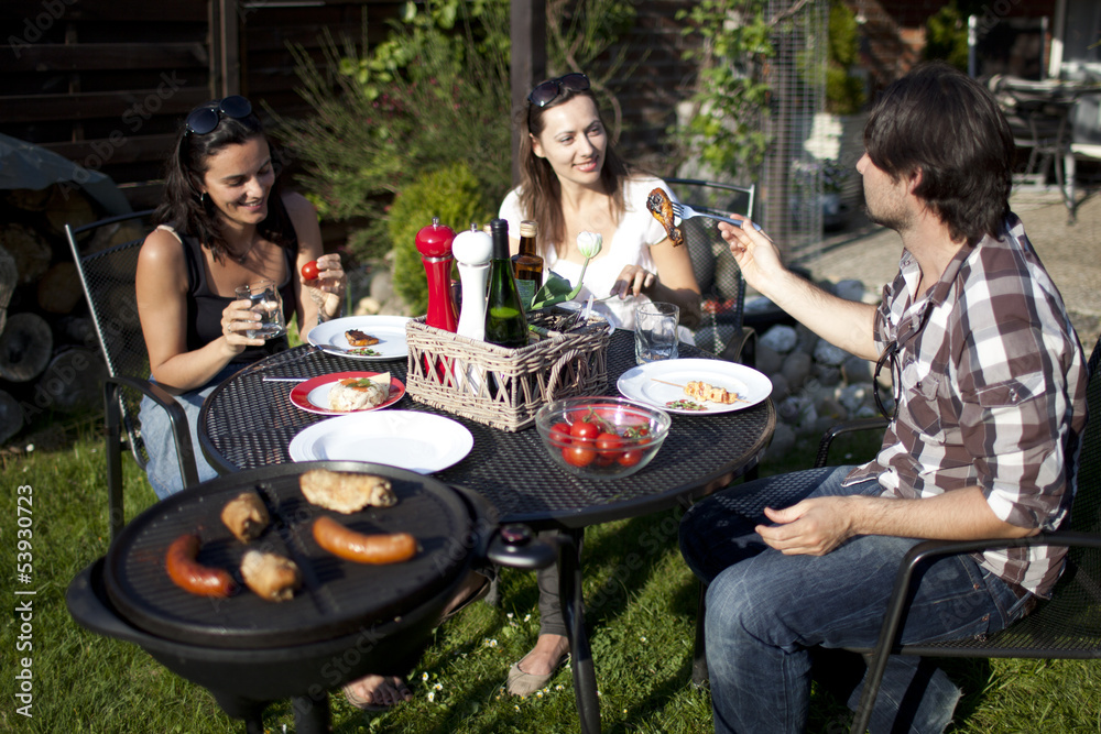 Freunde beim Grillen StockFoto Adobe Stock