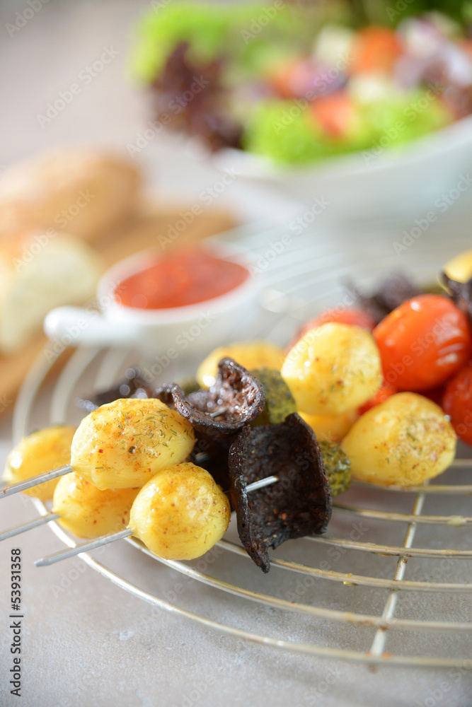 Vegetarische Grillspiesse mit dunklem Sojafleisch Vegetarische Grillspiesse mit dunklem Sojafleisch
