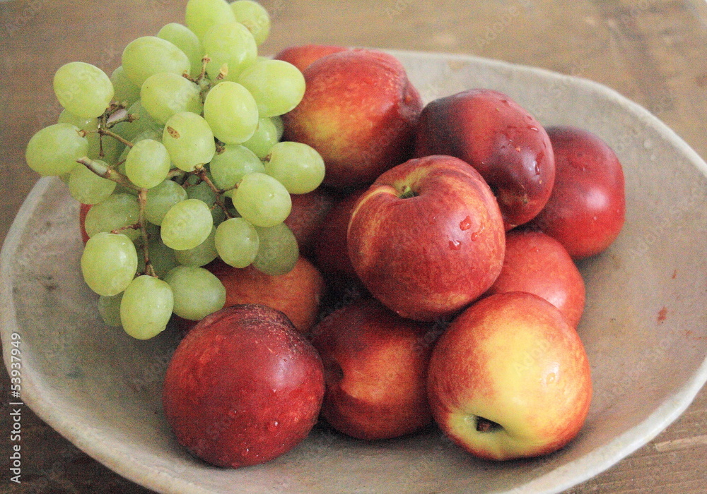 Nekatarinen und Weintrauben, Nectarines and Grabes in einer Schale, 2013 Nekatarinen und Weintrauben, Nectarines and Grabes in einer Schale, 2013